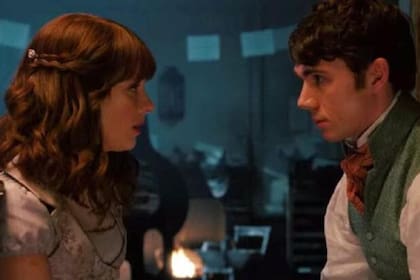 Eloise junto a Theo en la segunda temporada de Bridgerton