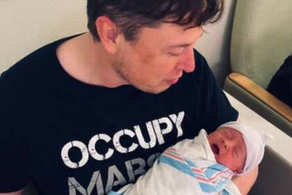 Elon Musk anunció en mayo de 2020 que su hijo recién nacido se llamaría X Æ A-12, aunque luego le cambió el nombre