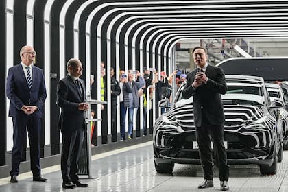 Elon Musk anunció que Tesla construiría una nueva fábrica en Monterrey, México, otro lugar de bajos salarios con el beneficio adicional de estar al lado de la casa de la automotriz, del otro lado de la frontera en Texas.