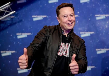 Elon Musk, CEO de la automotriz Tesla y dueño de la empresa espacial SpaceX, llega a la alfombra roja del premio de medios Axel Springer, en Berlín, Alemania, el 1 de diciembre de 2020. (AP Foto/Britta Pedersen, Pool, File)