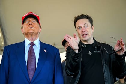 Elon Musk, CEO de Tesla, donó más de US$250 millones a la campaña de Trump, asegurándose un lugar destacado en la toma de posesión