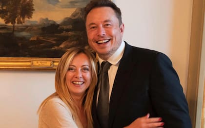 Elon Musk con Giorgia Meloni en una foto posteada en el Instagram de la premier italiana