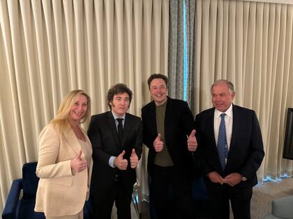 Elon Musk con Javier Milei, Karina Milei y el embajador Gerardo Werthein.