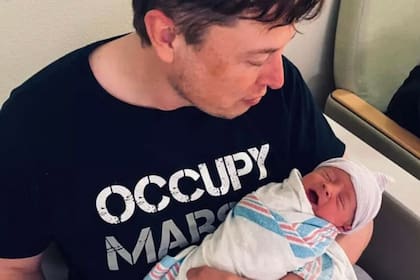 Elon Musk con su hijo recien nacido X Æ A-12