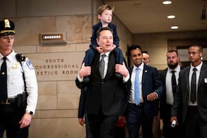Elon Musk, con su hijo X Æ A-Xii Musk, camina junto a Vivek Ramaswamy en el Capitolio, en Washington