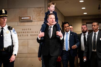 Elon Musk, con su hijo X Æ A-Xii Musk, camina junto a Vivek Ramaswamy en el Capitolio