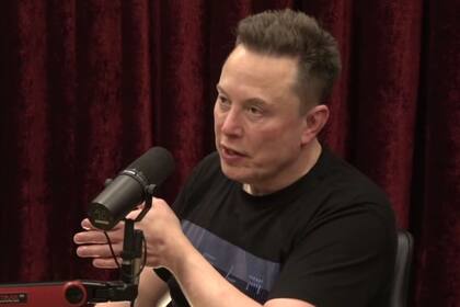 Elon Musk desestima advertencia de California (YouTube/PowerfulJRE)