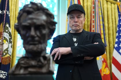 Elon Musk escucha al presidente Donald Trump durante una conferencia de prensa en el Despacho Oval de la Casa Blanca, el viernes 30 de mayo de 2025, en Washington. (AP Foto/Evan Vucci)