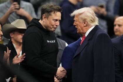 Elon Musk estrecha la mano de Trump en la final del campeonato de lucha libre de la NCAA, el 22 de marzo en Filadelfia