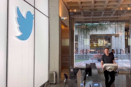 Elon Musk, flamante dueño de Twitter, entró a las oficinas de Twitter con una bacha en la mano