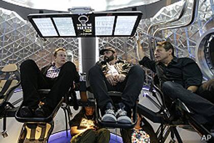 Elon Musk invitó a los presentes a ver la cabina de Dragon V2