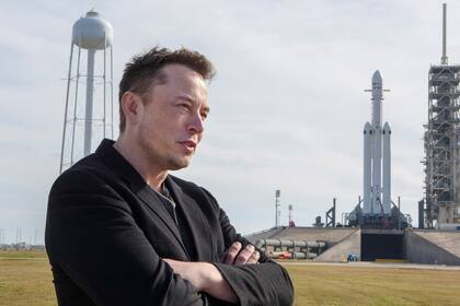 Elon Musk junto al cohete Falcon Heavy, en Cabo Cañaveral, el 5 de febrero de 2018 (Todd Anderson/The New York Times)