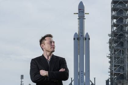 Elon Musk posa junto al cohete SpaceX Falcon Heavy en el Kennedy Space Center de la NASA en Cabo Cañaveral.