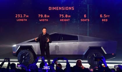 Elon Musk presentó hace dos años el diseño de la pick up de Tesla y recién ahora, finales de 2023, comenzó su entrega