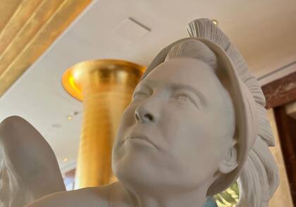 Elon Musk representado por Sebastián Errázuriz en el “Monumento a la batalla de las naciones corporativas”