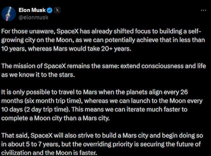 Elon Musk reveló que SpaceX podría construir una ciudad autónoma en la Luna en menos de 10 años (X/@elonmusk)