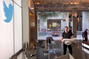 Elon Musk visitó las oficinas de Twitter en San Francisco con un lavabo