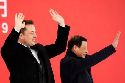 Elon Musk y el alcalde de Shanghái, Ying Yong, durante una ceremonia en la nueva fábrica de Tesla