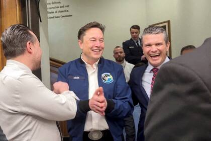 Elon Musk y el secretario de Defensa de EE. UU., Pete Hegseth, se ríen en el Pentágono en Washington, D.C., EE. UU., el 21 de marzo de 2025