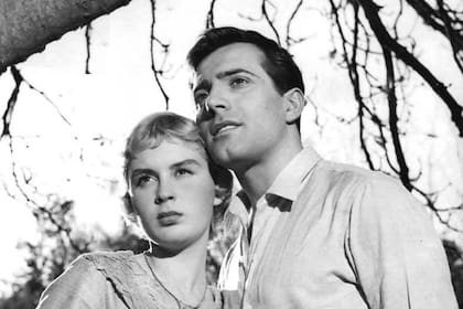 Elsa Daniel y Alejandro Rey en una escena de La casa del ángel