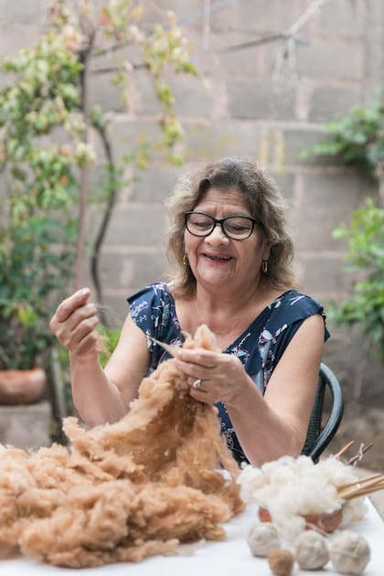 Elsa Hortensia Miranda hila a mano la lana de vicuña, una práctica que aprendió de niña.
