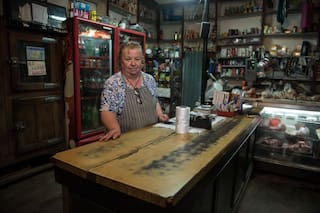 Quién es la mujer al frente de un boliche con más de 200 años de historia