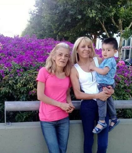 Elsa (izquierda) junto a su hermana, “Fanny”, y su nieto Benjamín.