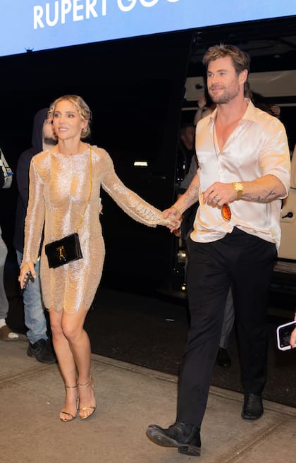Elsa Pataky y Chris Hemsworth mantuvieron el estilo y la coherencia en sus looks after party. Como para la gala, la pareja optó por diseños en dorado de Tom Ford pero mucho menos formales: ella llevó un vestido corto que combinó con un bolso negro mientras que él optó por una camisa satinada, pantalón negro y zapatos a tono. En todo momento, los actores se mostraron muy enamorados