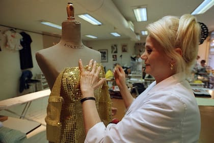 Elsa Serrano en su atelier, en 1999