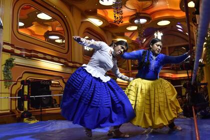 Elsa y "La Simpática Ángela"