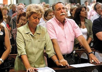 Elsa y Eugenio Schenone en la misa en memoria de Marcos, su hijo, a dos años del asesinato
