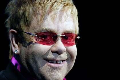 De Elton John suena "Song for Guy"