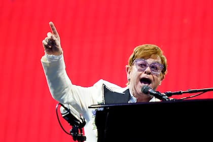  Elton John canta en un concierto de su gira "Farewell Yellow Brick Road"