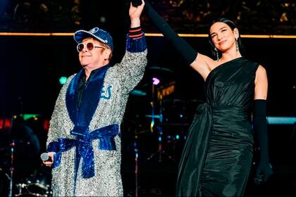 Elton John, junto a Dua Lipa, en el recital que en noviembre pasado se transmitió en vivo a través de Disney+