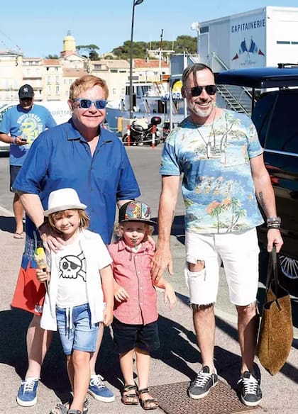 Elton John junto a su marido David Furnish y sus dos hijos Elijah y Zachary