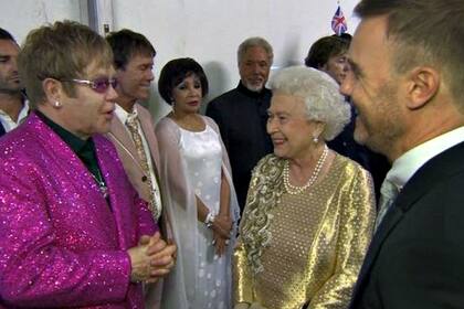 Elton John junto a la reina Isabel II