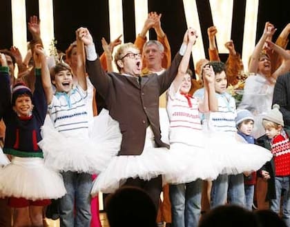 Elton John se puso un tutú para el saludo final del estreno neoyorquino de Billy Elliot, hace cinco años