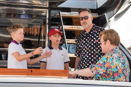 Elton John y David Furnish junto a sus hijos en Saint Tropez