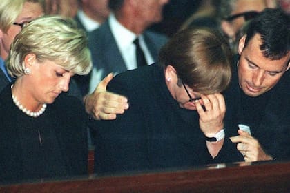 El curioso motivo por el que la corona británica no quería que cantara en  el funeral de Lady Di - LA NACION