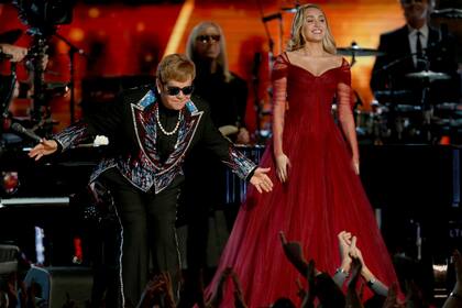 Elton John y Miley Cyrus cantando Tiny Dancer