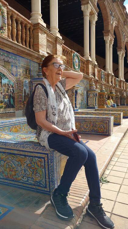 Elva es cordobesa, tiene 84 años y vendió todo para poder cumplir su sueño de recorrer el mundo
(fuente: cortesía de @abuelitaaviajera)