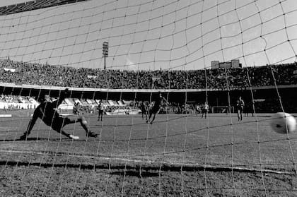 Un gol de penal del Chivo, frente a Racing en 1975; una de las facetas que convirtieron en leyenda al uruguayo