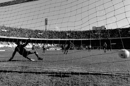 Un gol de penal del Chivo, frente a Racing en 1975; una de las facetas que convirtieron en leyenda al uruguayo