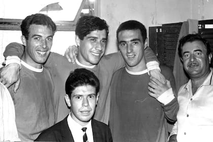1965, con Bernao y Savoy, el Chivo Pavoni sin bigote y con su pelo, en el vestuario de Independiente