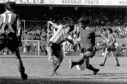 Elvio Chivo Pavoni en el clásico ante Racing en 1975
