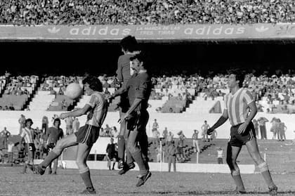 Elvio Chivo Pavoni en el clásico ante Racing en 1975