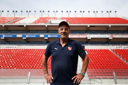 Elvio Chivo Pavoni en una producción para La Nación en 2018, en la cancha de Independiente