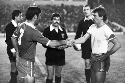 Elvio Pavoni junto a Carrascosa, los capitanes del Rojo y de Huracán, en un partido de 1973
