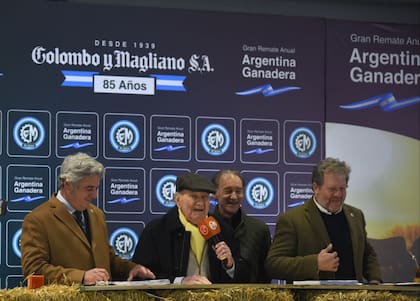 Elvio Colombo, presidente de CyM, dando palabras de bienvenida junto a Nicolás Pino, presidente de la Rural; Carlos José Colombo, vicepresidente de CyM, y Juan Pedro Colombo, martillero y director de la firma