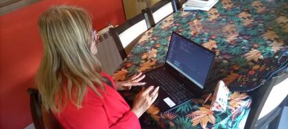 Elvira Contreras fue docente, está jubilada y encontró una nueva pasión en La Angostura: creó un proyecto que usa inteligencia artificial para analizar imágenes de algodón e identificar su calidad